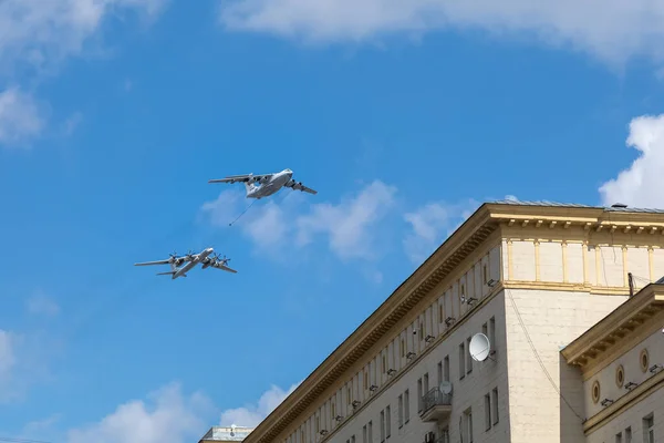 05 мая 2021, Россия, Москва. Репетиция парада. Ил-78 в воздухе над Красной площадью — стоковое фото