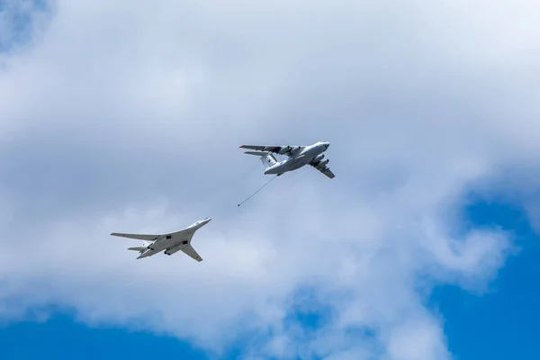 05 мая 2021, Россия, Москва. Репетиция парада. Авиаперелет над Тверской улицей. Дозаправщик Ил-78 над зданиями — стоковое фото