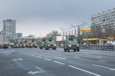 Rusya, Moskova, Mayıs 04. 04.05.2021. Törenin provası bir uyandırma çağrısıdır. Zırhlı araçlardan oluşan bir kolon.