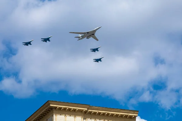 05 maggio 2021. Russia, Mosca. Prove della parata il 9 maggio. Volo dei gruppi acrobatici Swifts e Cavalieri russi — Foto Stock