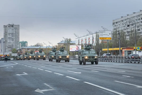 Oroszország, Moszkva, május, május 04. 2021. május 4. A parádé próbája egy ébresztő. Páncélozott járművek oszlopa — Stock Fotó