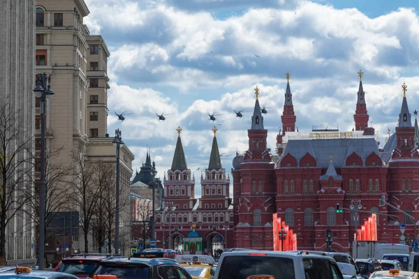 05 May 2021. Russia, Moscow. Rehearsal of the parade on May 9. Mi-26, Mi-8, Mi-24, Mi-35, Ka-52, Mi-28N helicopters fly — Stock Photo, Image