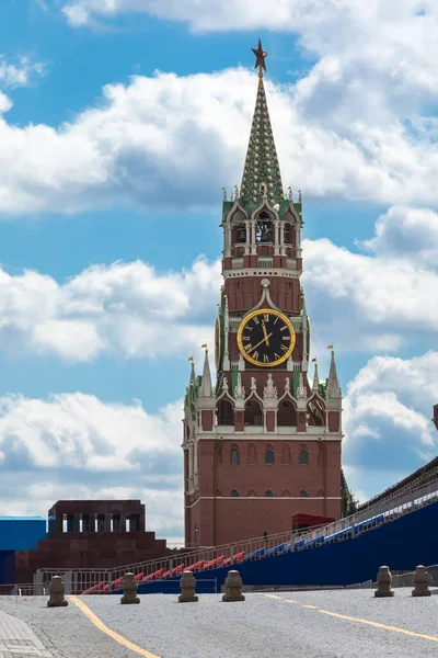 5 Mayıs 2021, Rusya, Moskova. Kızıl Meydan, Kremlin ve Spasskaya Kulesi manzarası. Bölge çitlerle çevrili. — Stok fotoğraf