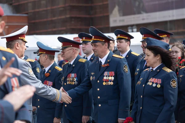 5 de mayo de 2021, Rusia, Moscú. Ensayo de felicitaciones a los veteranos en la fiesta de la victoria. —  Fotos de Stock