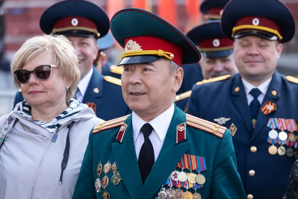 5 травня 2021 року Росія, Москва. Привітання ветеранів у свято перемоги. — стокове фото