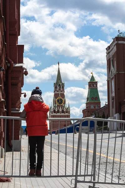 5 Mayıs 2021. Rusya, Moskova. Kırmızı ceketli bir çocuk çitten Kızıl Meydan 'a bakıyor. Geçit töreni hazırlıkları — Stok fotoğraf