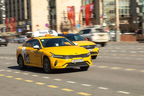 2021. május 5., Oroszország, Moszkva. Yandexs sárga taxi autó a város központi utcáin gyors ütemű. a mozgás hatása — Stock Fotó