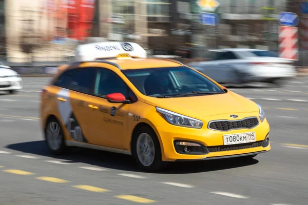 5 de maio de 2021, Rússia, Moscou. Yandexs carro de táxi amarelo nas ruas centrais da cidade é acelerado. efeito da circulação — Fotografia de Stock