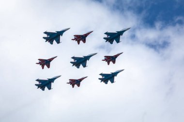 5 Mayıs 2021, Rusya, Moskova. Bir grup modern Swift ve Rus Vityaz uçakları şehrin üzerinde uçuyor..