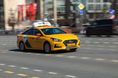 5 Mayıs 2021, Rusya, Moskova. Şehir merkezindeki Yandexler 'in sarı taksisi hızlı. Hareketin etkisi