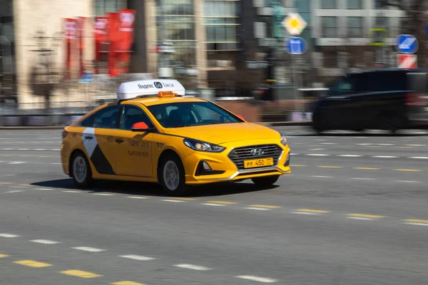 5 de maio de 2021, Rússia, Moscou. Yandexs carro de táxi amarelo nas ruas centrais da cidade é acelerado. efeito da circulação — Fotografia de Stock