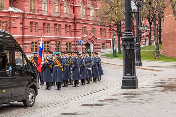 6 de mayo de 2021, Rusia, Moscú. Ensayo del desfile de la guardia de honor en el Alexander Garden. Soldados descansan — Foto de Stock