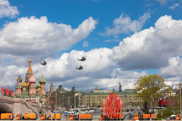 May 7, 2021, Russia, Moscow. The Mi-26 group is the largest transport helicopter over the red square. — Stock Photo, Image