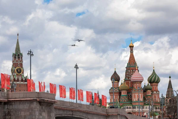 7 Mayıs 2021, Moskova, Rusya. Bir IL-78 ile Tu-160 stratejik bombardıman uçağının havasında yakıt ikmali. — Stok fotoğraf