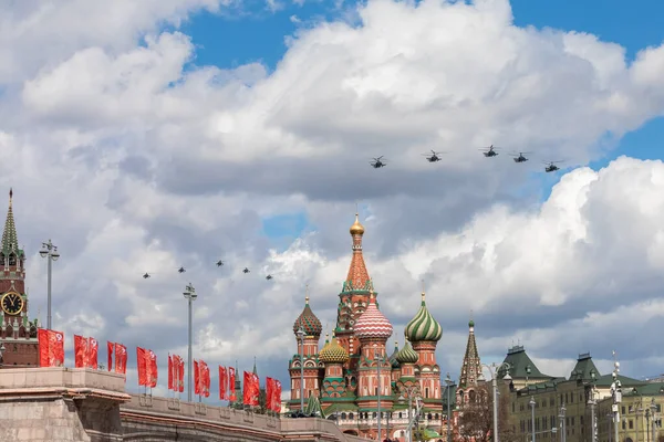 May 7, 2021, Moscow, Russia. An aerobatic group of Ka-52 Alligator army helicopters ipreparing l for the Parade. — Stock Photo, Image