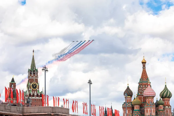 7 мая 2021 года, Москва, Россия. полет штурмовика Су-25 с дымом в цветах российского флага. парад. — стоковое фото