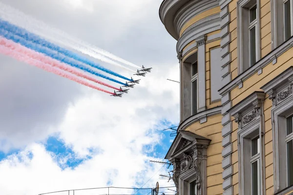 7 мая 2021 года, Москва, Россия. полет штурмовика Су-25 с дымом в цветах российского флага. — стоковое фото
