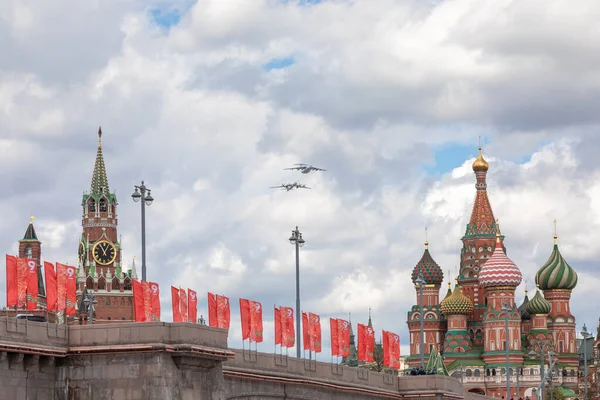 7 мая 2021 года, Москва, Россия. Заправка в воздухе сверхзвукового самолета стратегического бомбардировщика Ту-95МС Ил-78 — стоковое фото