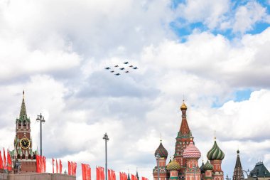 7 Mayıs 2021, Moskova, Rusya. Bir grup Su-30SM Rus Şövalyesi ve MiG-29 Swift Kızıl Meydan 'da uçuyor.