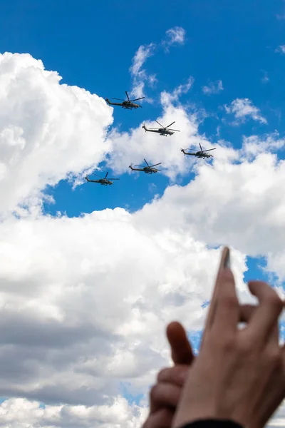 7 мая 2021 года, Москва, Россия. Аэробатическая группа вертолетов Ми-28 готовится к параду.. — стоковое фото