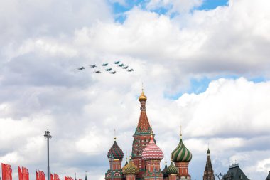 7 Mayıs 2021, Moskova, Rusya. Savaşın Taktik Kanat düzenini gösterin. Su-34, Su-35, Su-30SM 9 Mayıs geçit töreni.