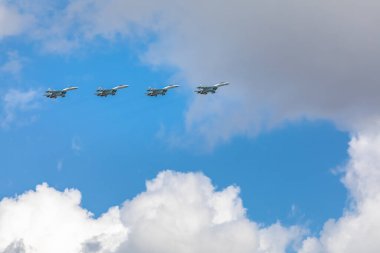 7 Mayıs 2021, Moskova, Rusya. Grup Su-30 Flanker-C 9 Mayıs geçit töreninin provasında Kremlin üzerinde uçuyor..