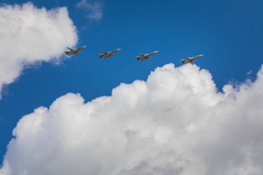 7 Mayıs 2021, Moskova, Rusya. MiG-31 savaş uçağı 9 Mayıs geçit töreninin hazırlık ve provası için Kızıl Meydan üzerinde uçuyor..