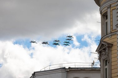 7 Mayıs 2021, Moskova, Rusya. Savaşın Taktik Kanat düzenini gösterin. Su-34, Su-35, Su-30SM 9 Mayıs geçit töreni.