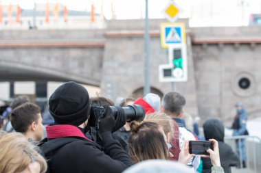 7 Mayıs 2021, Moskova, Rusya. Zafer Günü İzleyicileri 9 Mayıs 'ta fotoğraf çekip etkinliği telefonlardan çekiyorlar.