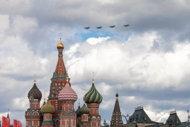 7 Mayıs 2021, Moskova, Rusya. MiG-31 savaş uçağı 9 Mayıs geçit töreninin hazırlık ve provası için Kızıl Meydan üzerinde uçuyor..