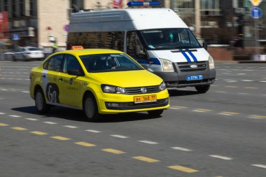 5 Mayıs 2021, Rusya, Moskova. Şehir merkezindeki Yandexler 'in sarı taksisi hızlı. Hareketin etkisi