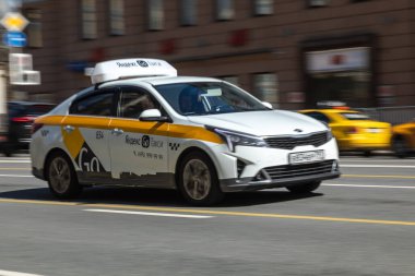 5 Mayıs 2021, Rusya, Moskova. Yandexs 'in ana caddelerdeki beyaz taksisi hızla ilerliyor. Hareketin etkisi