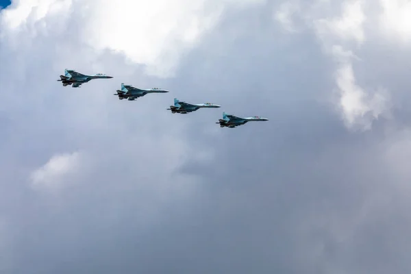 7 мая 2021 года, Москва, Россия. Истребитель МиГ-31 пролетает над Красной площадью в рамках подготовки и репетиции парада 9 мая. — стоковое фото