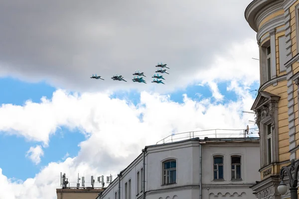 7 Mayıs 2021, Moskova, Rusya. Savaşın Taktik Kanat düzenini gösterin. Su-34, Su-35, Su-30SM 9 Mayıs geçit töreni. — Stok fotoğraf