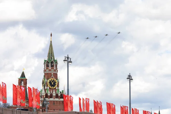 7. května 2021, Moskva, Rusko. Bojovník MiG-31 přeletěl nad Rudým náměstím a připravoval se na přehlídku 9. května. — Stock fotografie
