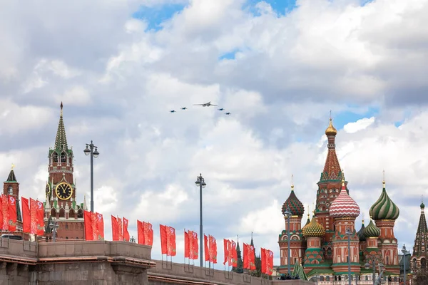 7. května 2021, Moskva, Rusko. Tu-160 strategická raketová loď, doprovázená čtyřmi stíhacími tryskami Su-35S, — Stock fotografie