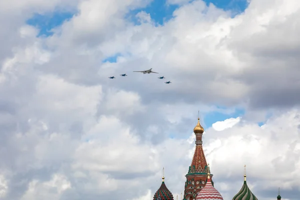 7. května 2021, Moskva, Rusko. Tu-160 strategická raketová loď, doprovázená čtyřmi stíhacími tryskami Su-35S, — Stock fotografie