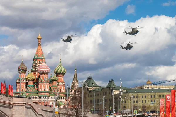 7 Mayıs 2021, Rusya, Moskova. Mi-26 grubu, Kızıl Meydan üzerindeki en büyük nakliye helikopteri.. — Stok fotoğraf