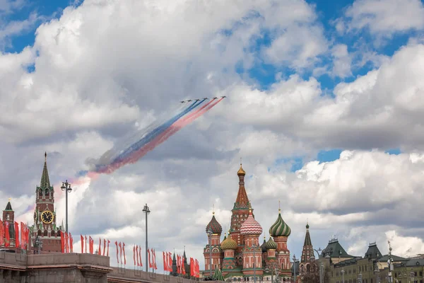 07 мая 2021, Россия, Москва. Шесть штурмовиков Су-25. имеет прозвище Грэч. Пролететь мимо Кремля — стоковое фото