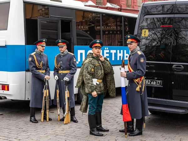 6 de mayo de 2021, Rusia, Moscú. Ensayo del desfile de la guardia de honor en el Alexander Garden. Soldados descansan — Foto de Stock