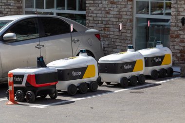 13 Mayıs 2021, Rusya, Moskova. Yandex Robotları iş beklerken otoparkta yiyecek dağıtıyorlar..
