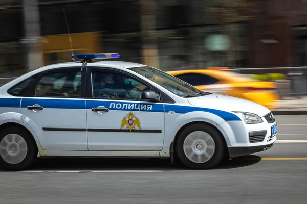 5 de maio de 2021, Rússia, Moscou. Um carro de serviços policiais dirige pelas ruas da cidade. — Fotografia de Stock