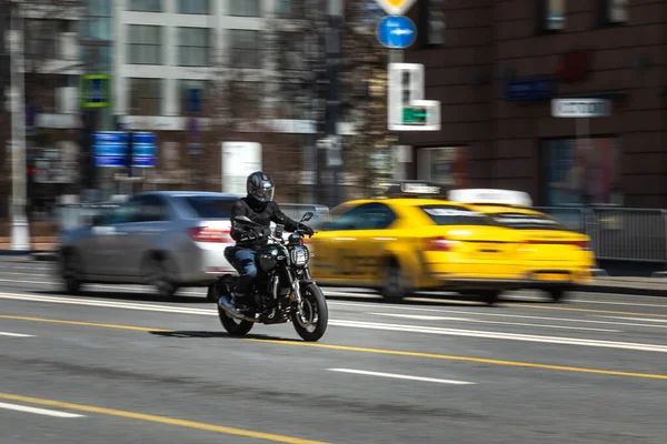 5 Mayıs 2021, Rusya, Moskova, Tverskaya Caddesi. Koruyucu ekipmanlı bir motosikletçi şehir merkezi caddesi boyunca sürüyor.