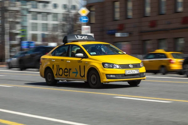 5 мая 2021 года, Россия, Москва. Ubers желтый автомобиль такси на главной улице города — стоковое фото