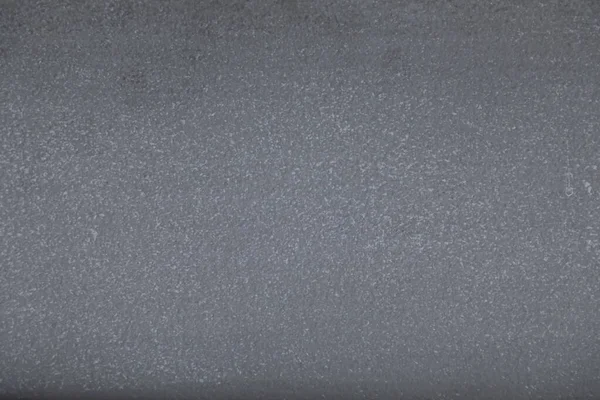 Hintergrund einer zementverputzten Wand mit Pinselablösungen beim Auftragen von Farbe. Graue Farbe — Stockfoto