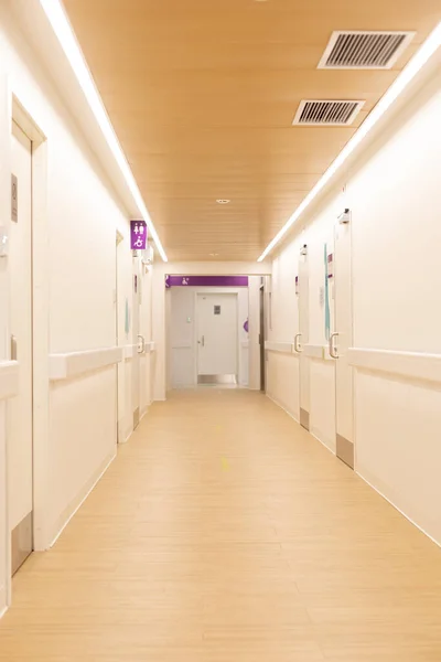Um corredor de um hospital moderno ou edifício de escritórios. Vista para dentro. A perspectiva do espaço. — Fotografia de Stock