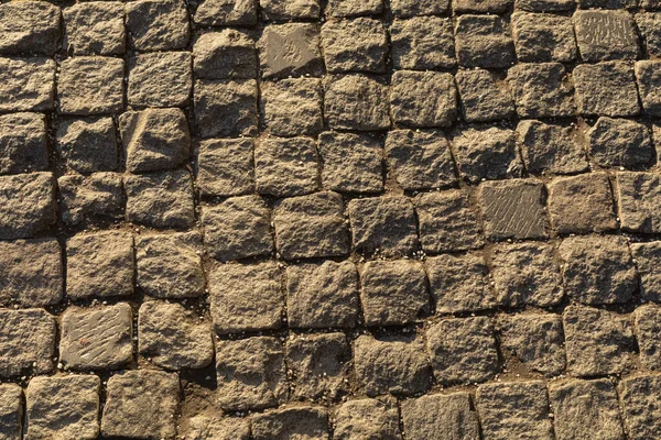 舗装道路用の正方形の石の背景。古い町の道路の床。地域の古代のカバー. — ストック写真