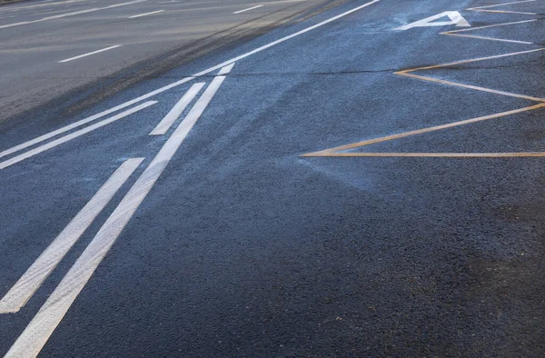 Vägmarkeringar på asfalten. Stoppzon för kollektivtrafik och vit linje — Stockfoto