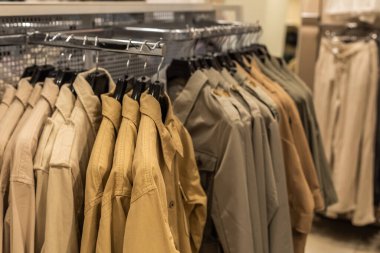 Dıştaki ceketlerin ve gömleklerin kadın koleksiyonu doğal renklerde günlük kot giyiminde. Bahar kot koleksiyonu