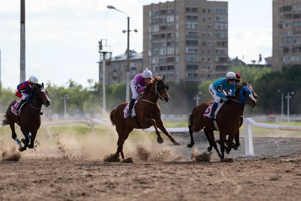러시아 모스크바 2021 년 5 월 16 일. 중앙 모스크바 경마장에서의 아랍식 경마. 말들 이 질주 한다, — 스톡 사진